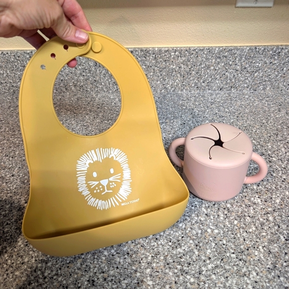 Bella Tunno Lion Wonder Bib in Gold Yellow Silicone Blinc Silicone Snack Cup - Picture 1 of 4